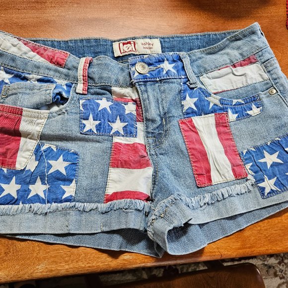 LEI Ashley Pants - patriotic LEI Ashley red, white, blue shorts distressed size 9